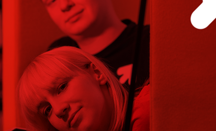 [Translate to English:] dziewczyna i chłopak patrzą w stronę obiektywu 