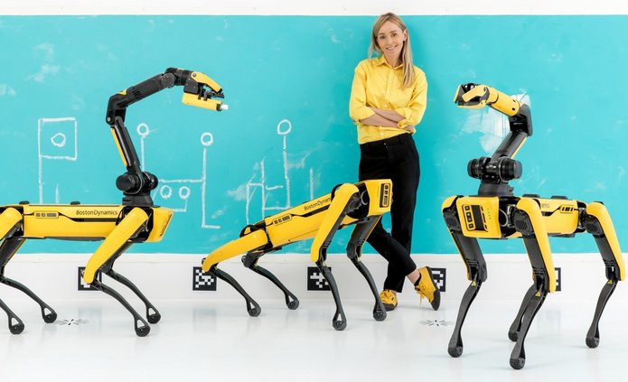 Kobieta i dwa psy-roboty