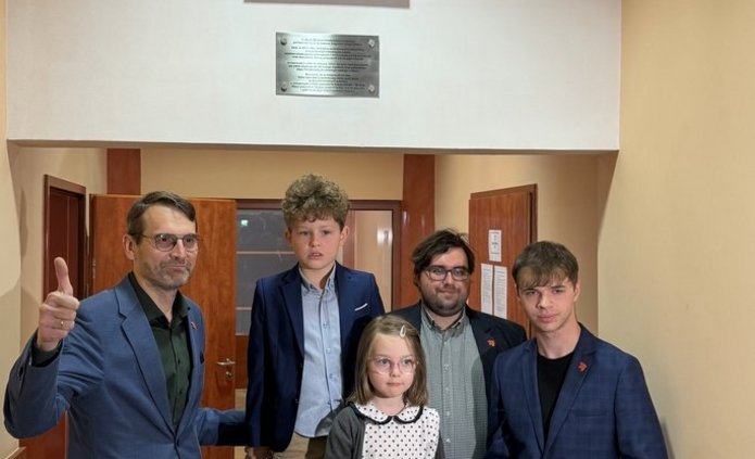 Po umieszczeniu kapsuły czasu - uczestnicy uroczystości