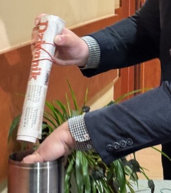 przewodniczący URSS UŁ chowa do kapsuły dzisiejsze wydania gazet