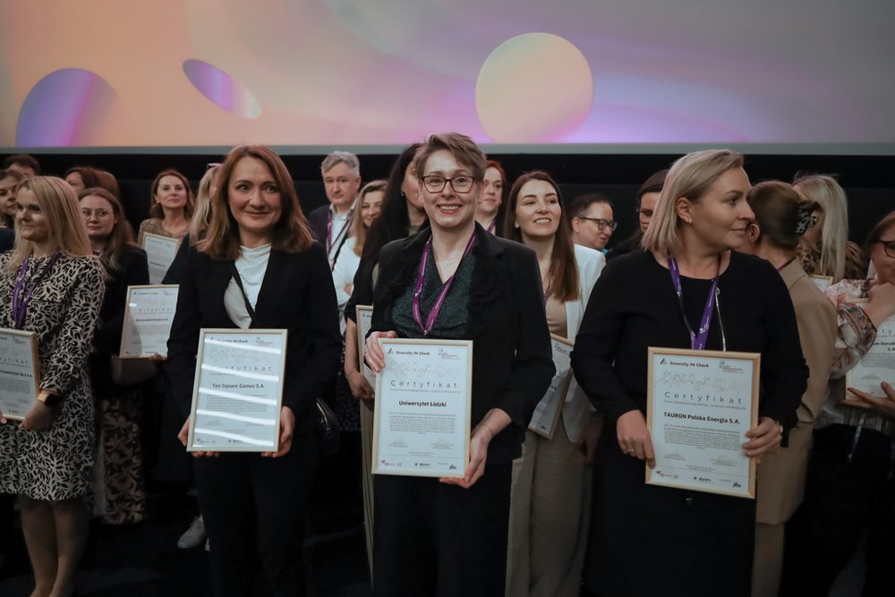 Dr hab. Małgorzata Wrzesień, prof. UŁ, prorektorka UŁ ds. kształcenia, z certyfikatem FOB