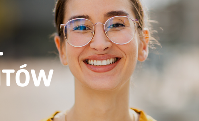 Na grafice ukazano uśmiechniętą młodą kobietę w okularach na tle rozmytych elementów architektury i przyrody. Po lewej stronie widnieje biały napis „Nagrody Rektora UŁ dla Studentów” oraz logo Uniwersytetu Łódzkiego.