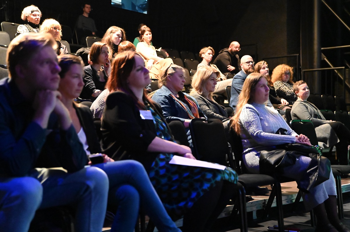 kilkanaście osób siedzi na widowni 