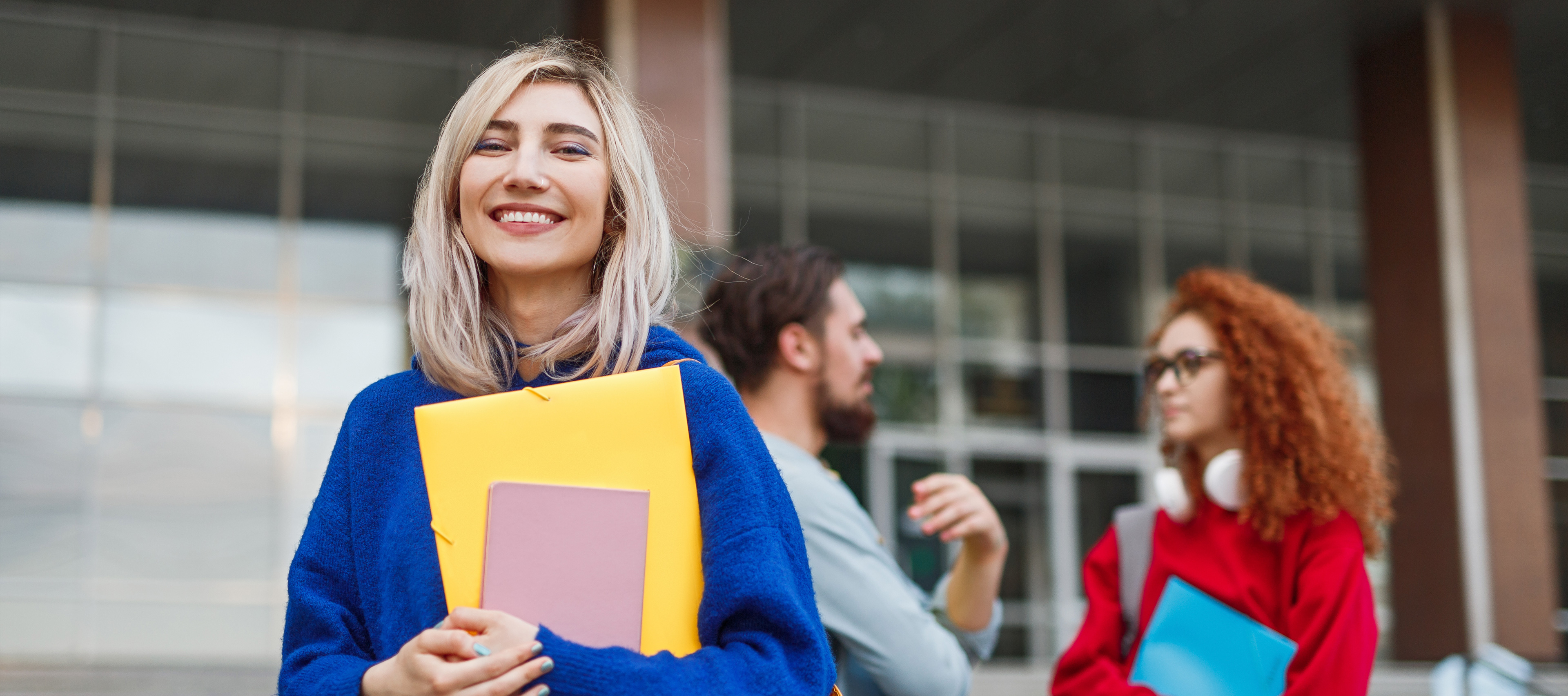 uśmiechnięta kobieta z notatkami